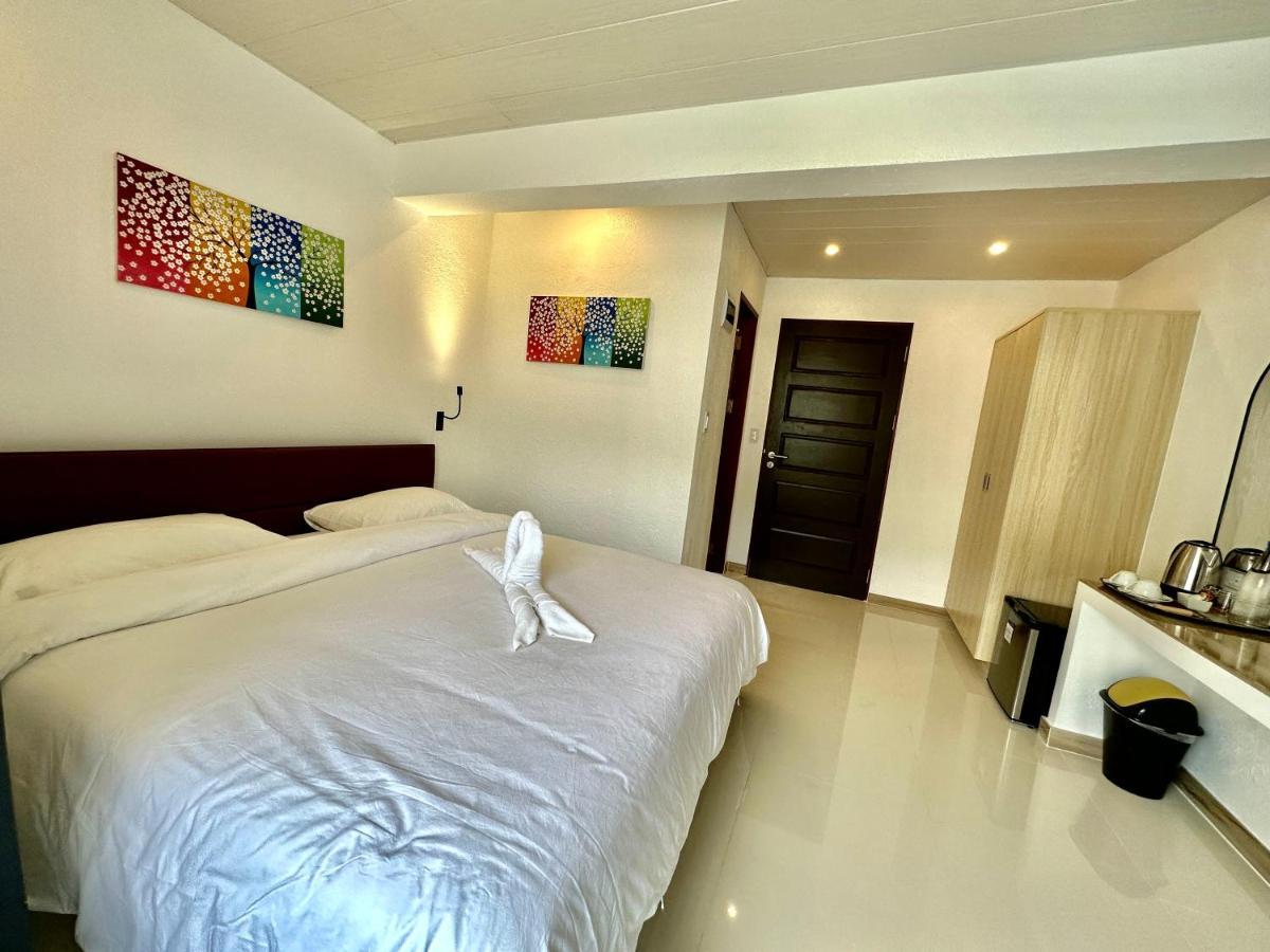 Calypso Beach And Dive Resort Manoc-Manoc Exterior foto