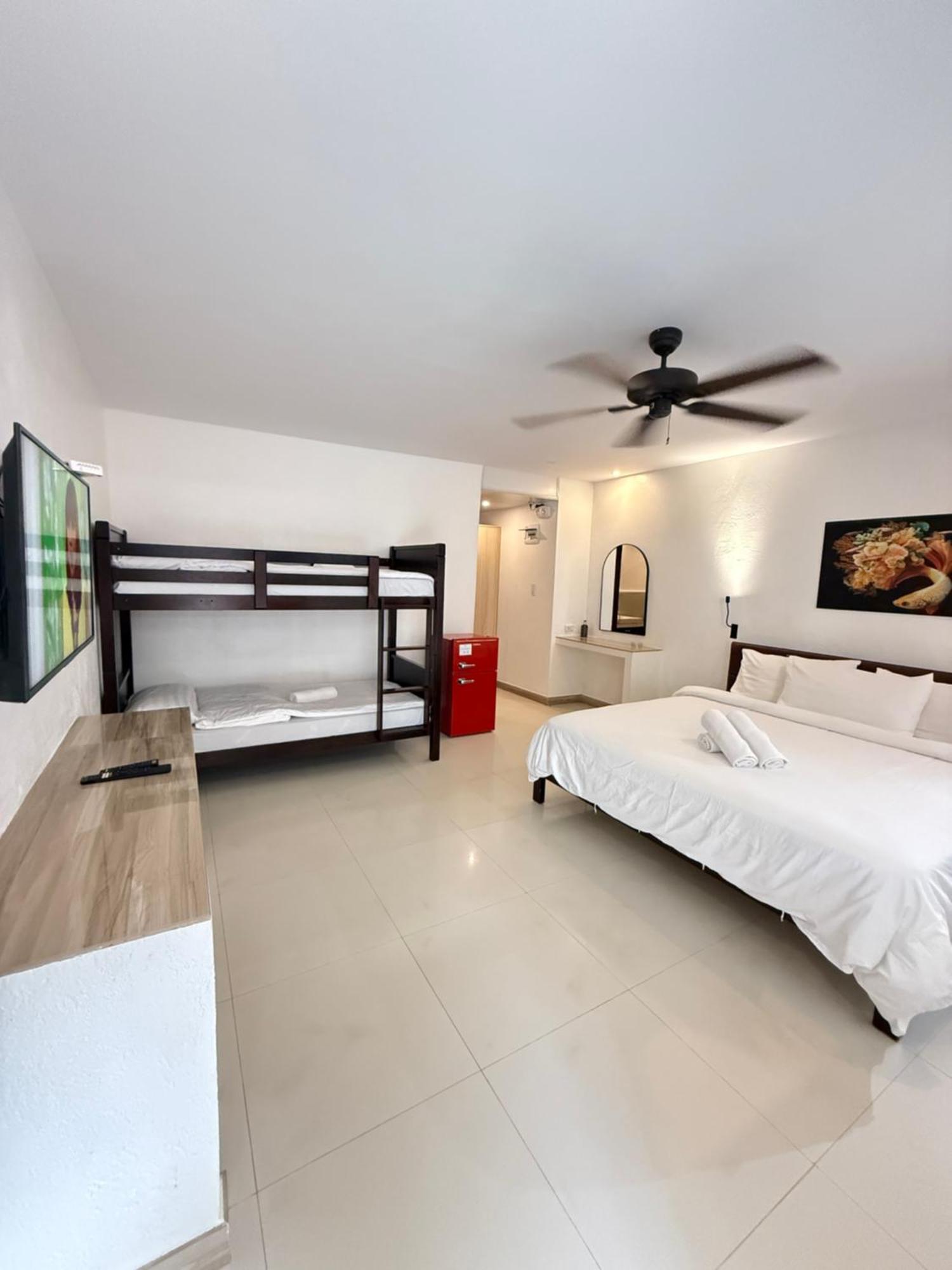 Calypso Beach And Dive Resort Manoc-Manoc Exterior foto